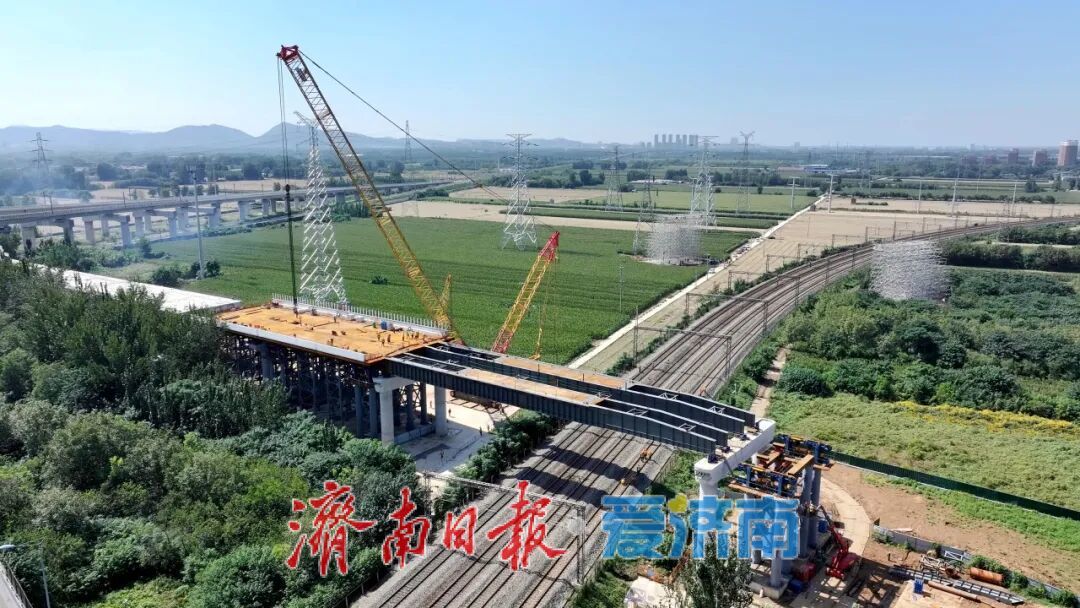 项目强省会｜京台高速公路上跨京沪、水白铁路工程顺利完成导梁吊装施工