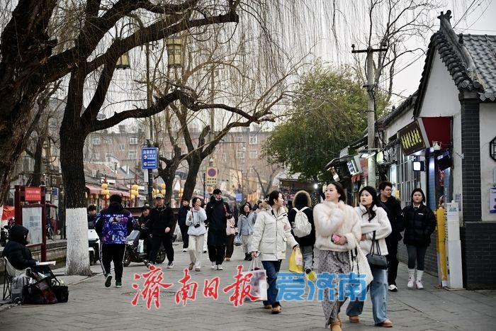 济南明府城年味浓 游客市民共迎新春