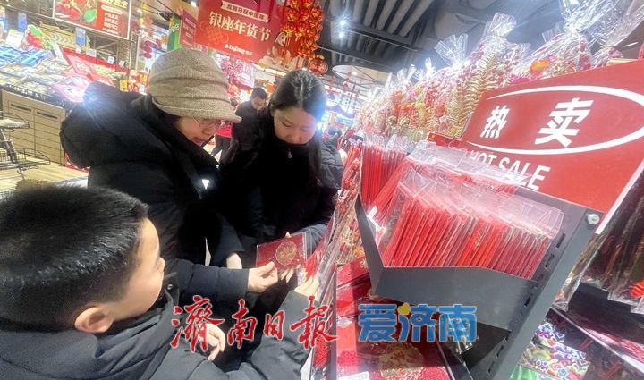 马年饰品热销 市民欢喜购年货