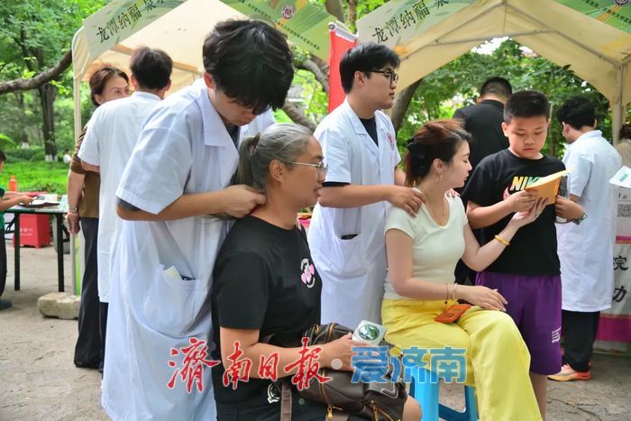 “龙潭纳福·泉享瑞阳”，在五龙潭解锁泉畔端午烟火与安康