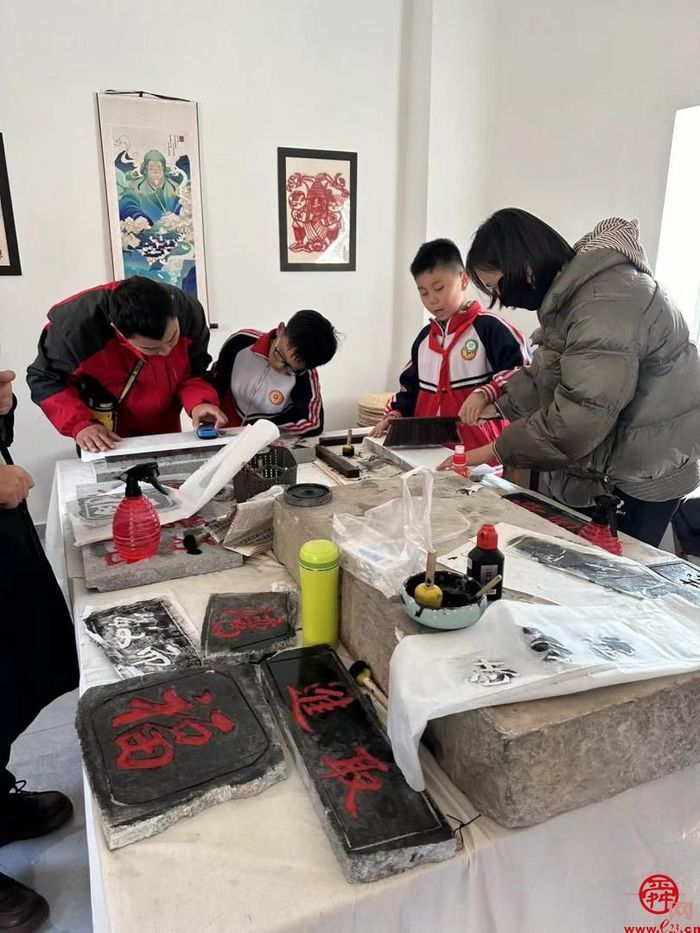 济南市莱芜第二实验小学三（13）中队开展非遗文化拓字主题活动