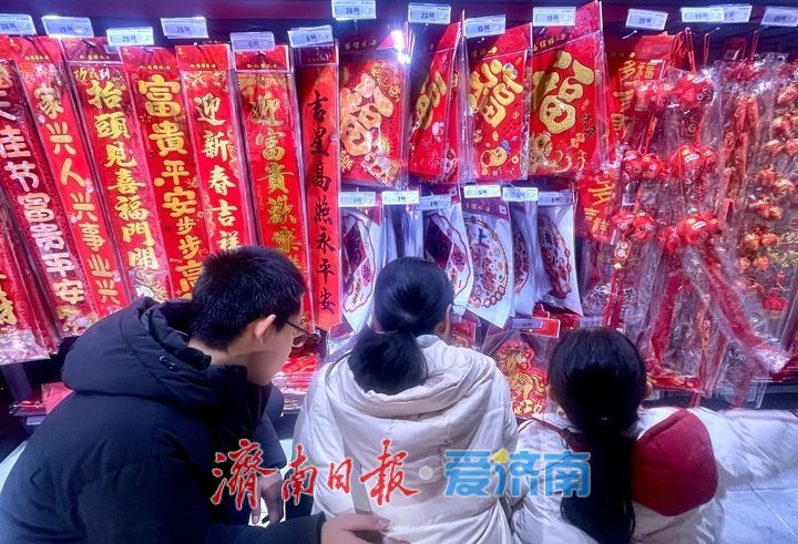 马年饰品热销 市民欢喜购年货