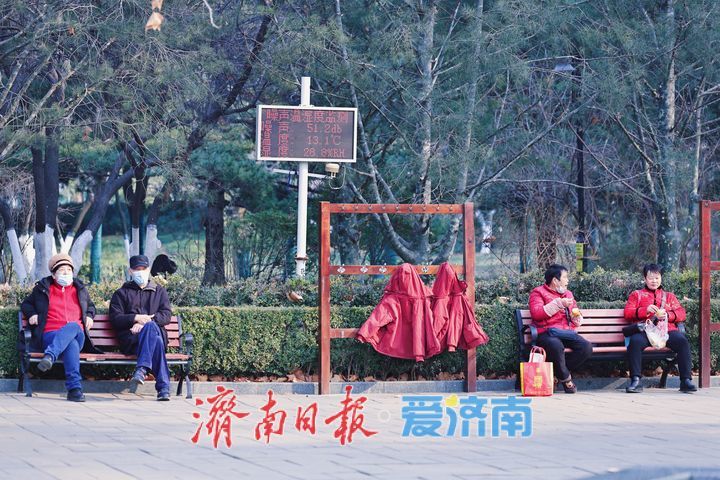 泉城年味气氛组已就位，是“蛇”候过年啦！