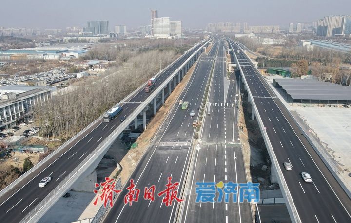 京台高速新建济南西收费站主体结构吊装就位，计划本月底完工