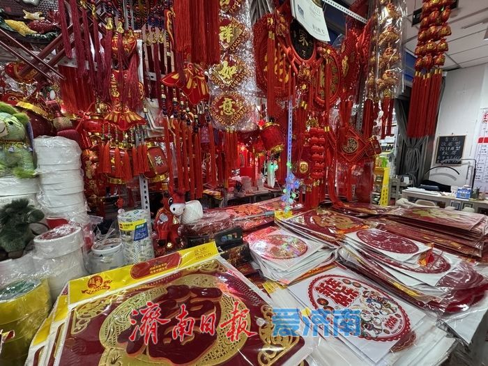 新春倒计时一个月 节日装饰上新添年味