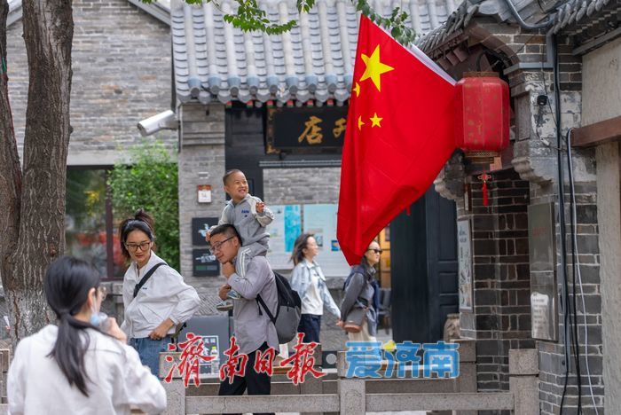 泉城 “中国红” 盛装迎国庆