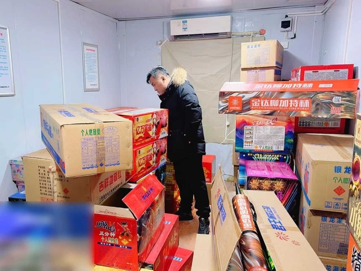 济南一居民小区145箱烟花爆竹被查 嫌疑人被抓捕