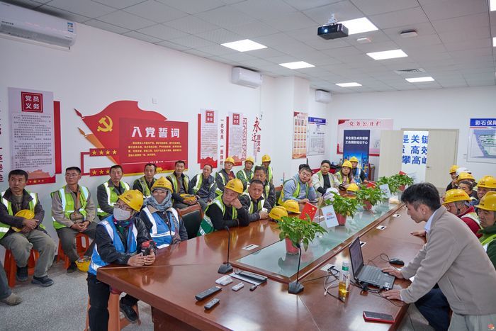 筑牢安全防线 护航重点工程 —济南市人社局工伤预防宣传培训活动走进七彩新筑项目