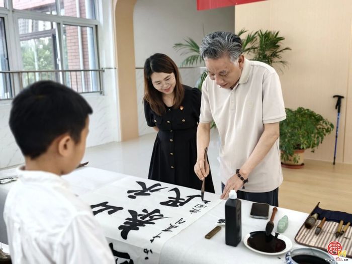 翰墨颂党恩 笔韵润经纶——市中区书协进校园共建笔会活动
