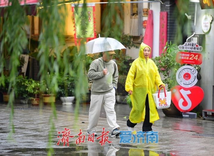 一年四季 泉在济南丨秋雨霏霏润泉城，漫游古巷听雨声