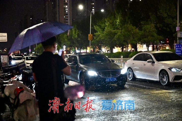 济南急雨驱暑热