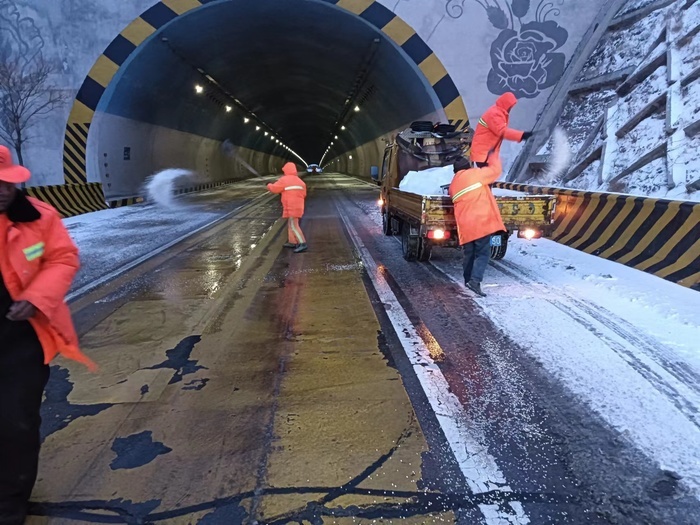 以雪为令，全市昼夜奋战扫雪除冰保畅通