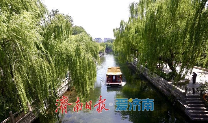 济南持续高温 游客黑虎泉畔亲泉纳凉