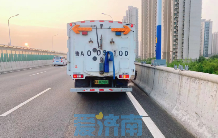 “洗尘除垢”点缀高架“妆容，济南加强高架路秋季保洁