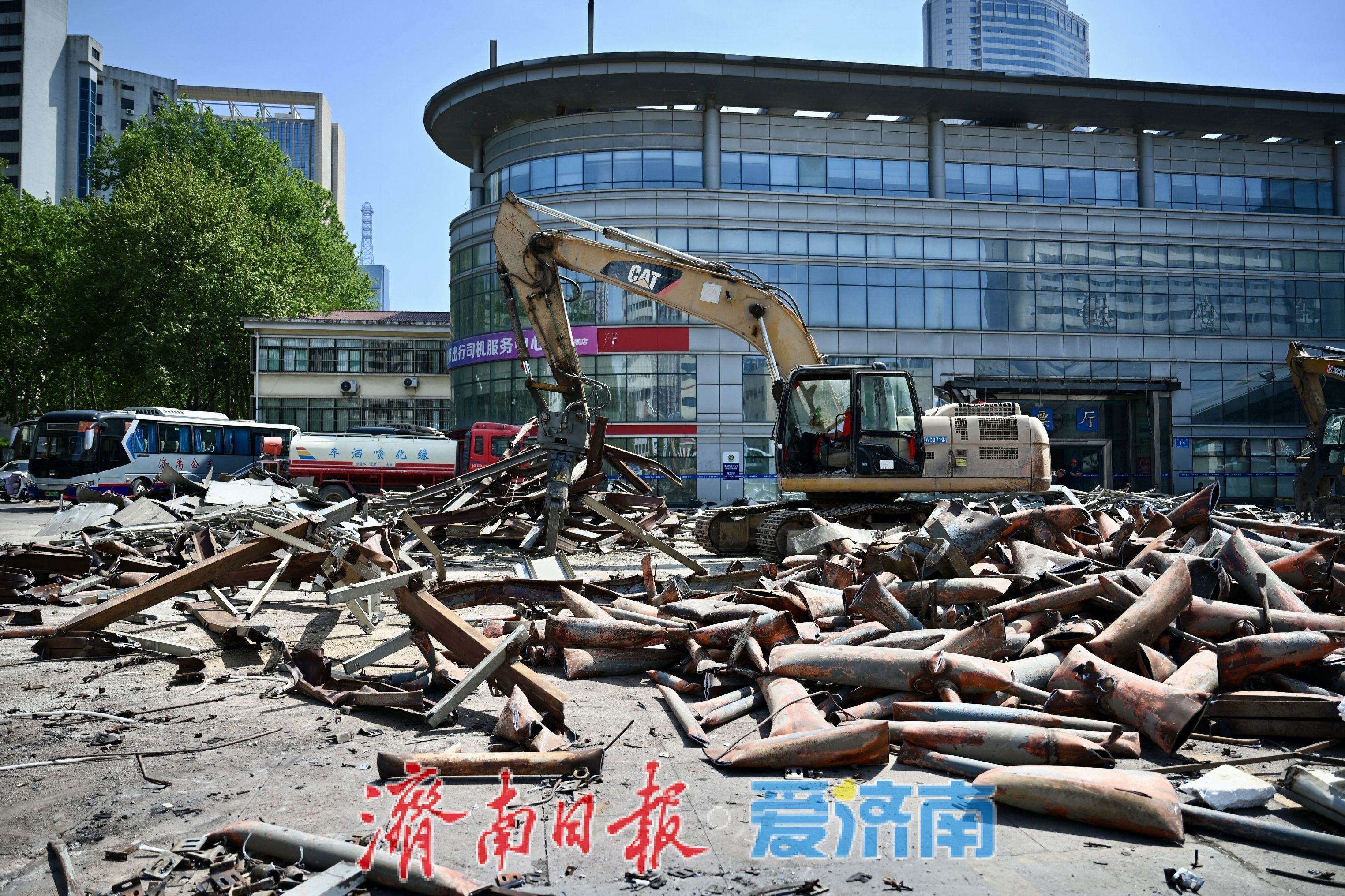 济南广场汽车站拆除施工全面展开，原发车区顶棚正在拆除