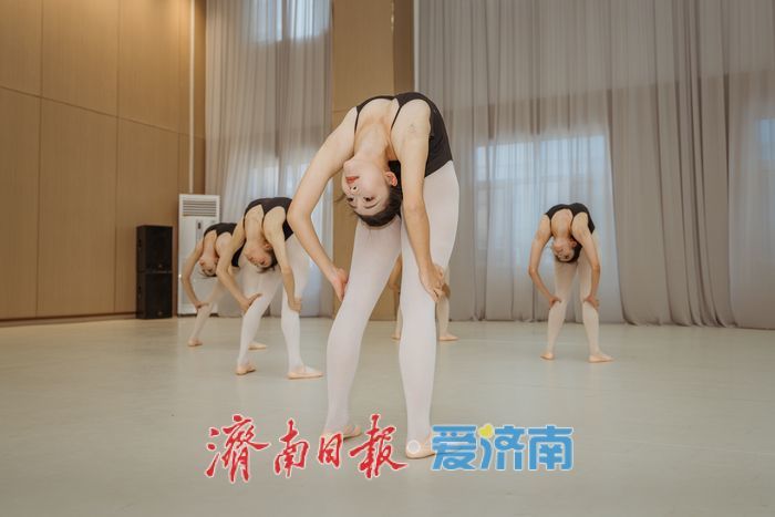 汗浸练功房，足尖起落间，山东舞蹈生冲刺统考