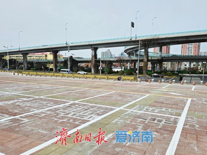 山东省体育中心北广场新增停车位 将缓解周边停车难题