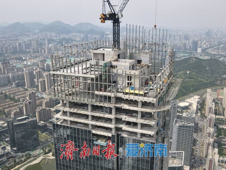 济南CBD信泰中心建设幕墙安装近8成