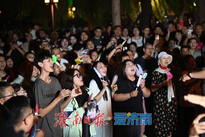 趵眼丨大明湖畔的萨克斯风，偶遇济南的人文“惊喜”