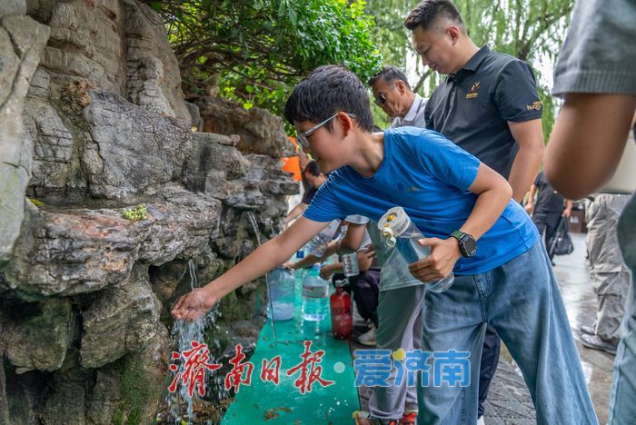 一年四季 泉在济南丨泉畔寻秋，济南秋日泉水游升温