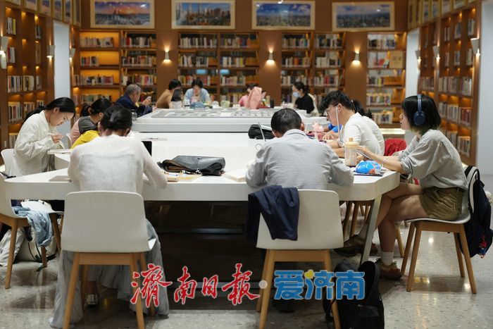阴雨催热“图书馆游” 历下区图书馆国庆假期成市民“打卡地”​​