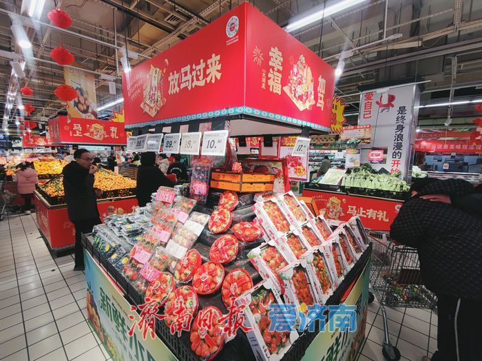 济南商超年味拉满 年货专柜琳琅满目迎新春