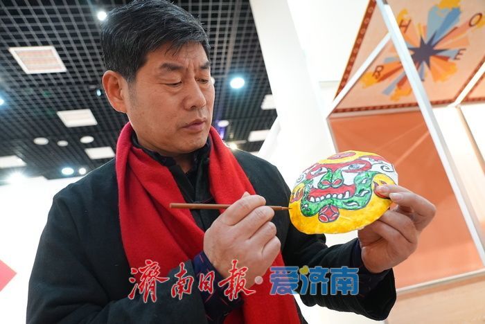 马年侯氏社火脸谱非遗亮相生肖展受热捧