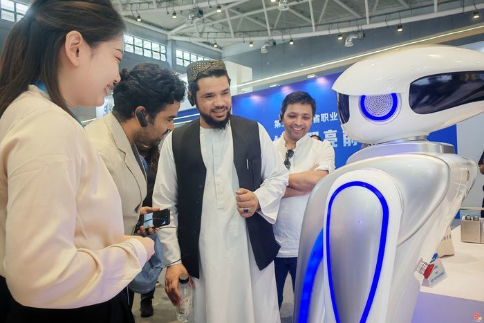 虚拟焊接、宋代点茶、葫芦雕刻、麻编……海外记者团沉浸式参观山东省职业技能大赛技能成果展