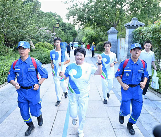 2025济南国际泉水节“泉炬”传递活动完美收官