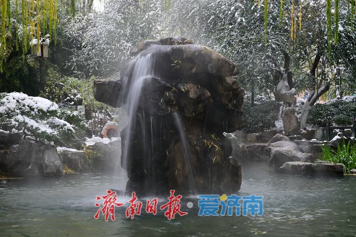 雪映月牙泉 飞瀑入画来