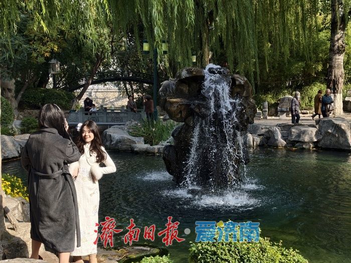 清泉汩汩映晴空，“月牙飞瀑”醉初冬