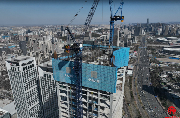 CBD中央广场项目318米主楼喜封金顶