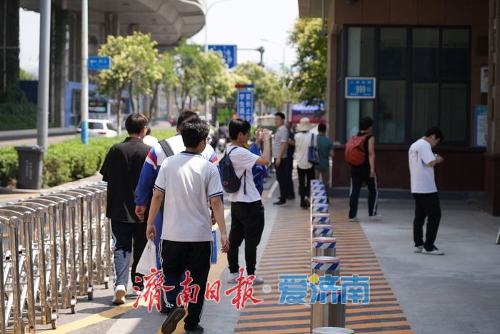 高考在即！考生提前 “探场”，期待与守护同在