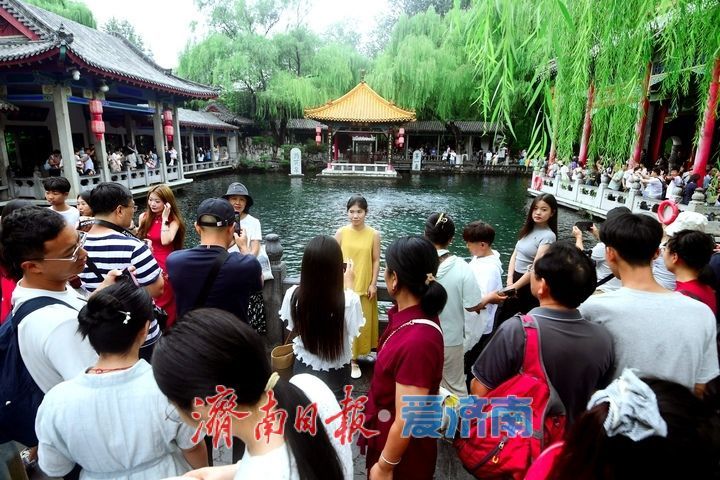 直逼29米！趵突泉持续喷涌22年，泉畔游人如织共赏胜景