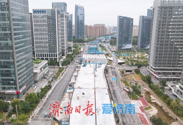 济南凤凰黄河大桥南延工程经十路以南段首条下桥匝道浇筑成型