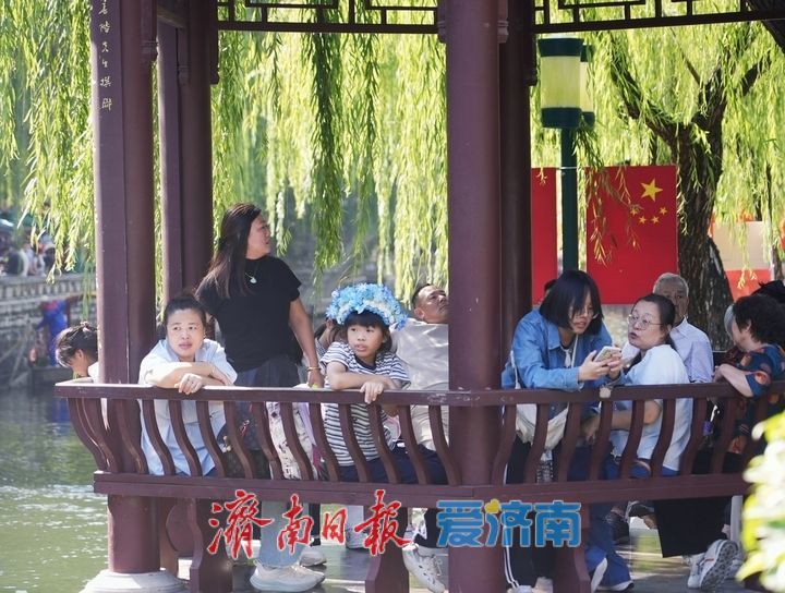 国庆假期第二日，济南护城河畔游人如织