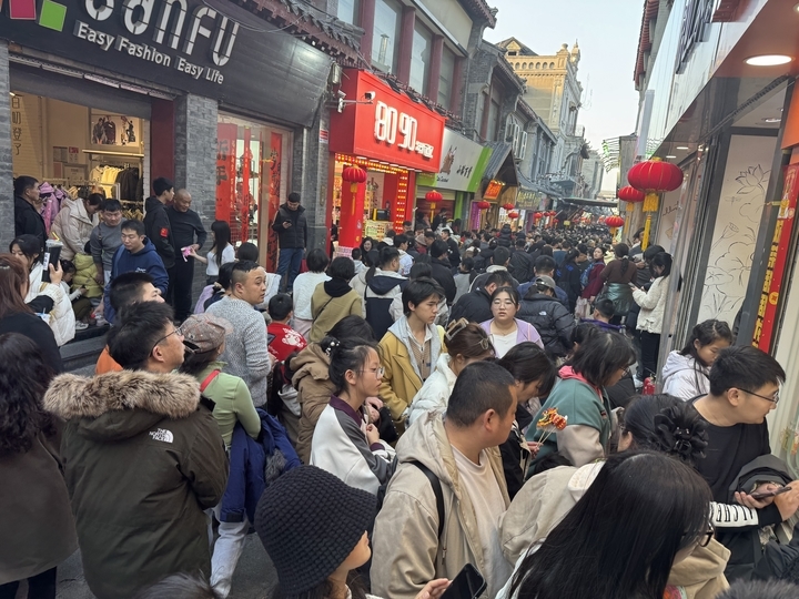 节日里的泉城街头，热闹非凡