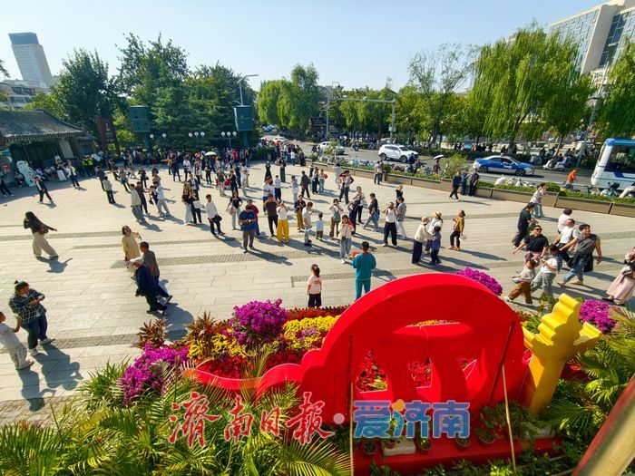 泉城红色地标 国庆氛围感拉满