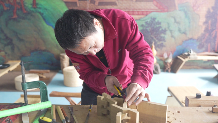 省级非遗项目“桥氏木作”传承人乔一兵：“一块料”变“鲁班枕”