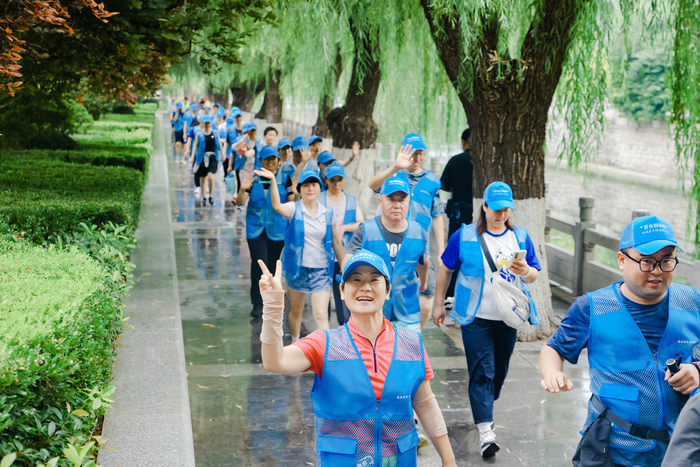 “泉”在济南过暑假｜“一湖一环”绿道联通项目基本建成，上百名市民代表泉水绿道健步走共享绿色成果