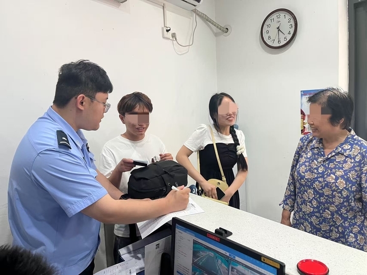 小伙粗心丢包，警民接力“完璧归赵”