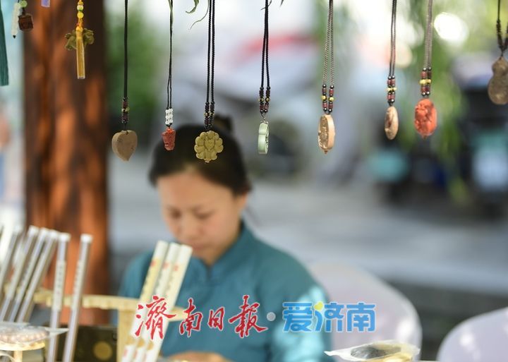 双节临近，泉城节日氛围渐浓