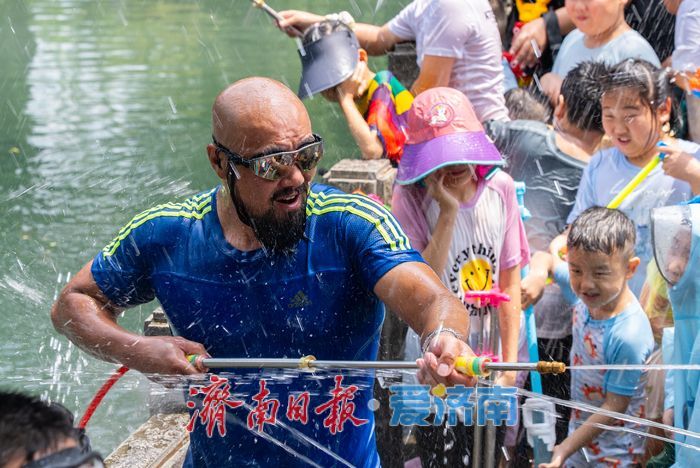 泼水吧！五龙潭的“大胡子叔叔”