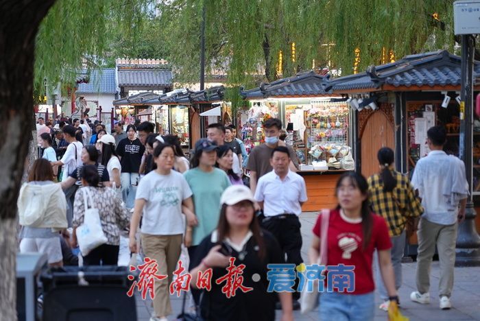 一年四季 泉在济南丨曲水亭街暮色如画 灯火阑珊引游人如织