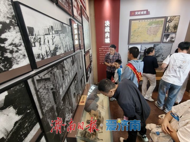 假日赴红色之约 解放阁迎来参观热潮