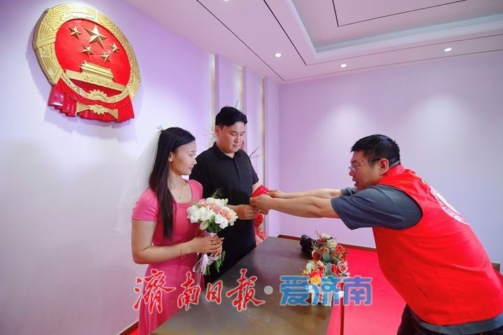 “五一”假期首日，婚姻登记为“爱”加班