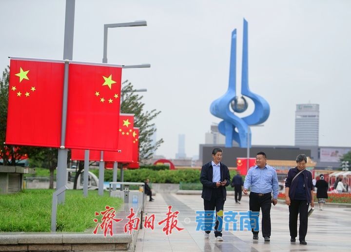 一年四季 泉在济南丨国庆前夕节日氛围渐浓，泉城披上最美“中国红”