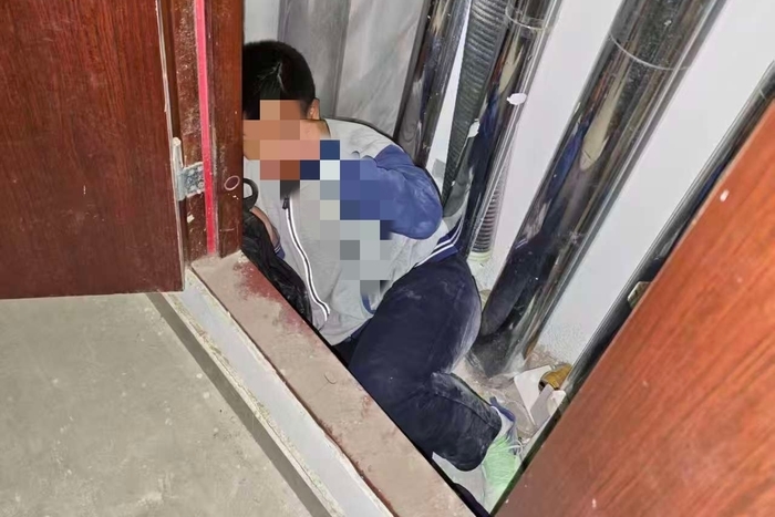 13岁男孩怕挨训躲到暖气管道间，民警10小时地毯式搜寻平安寻回