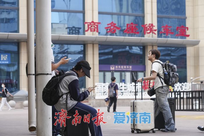 开学季撞上返程潮，济南火车站成“学生主场”