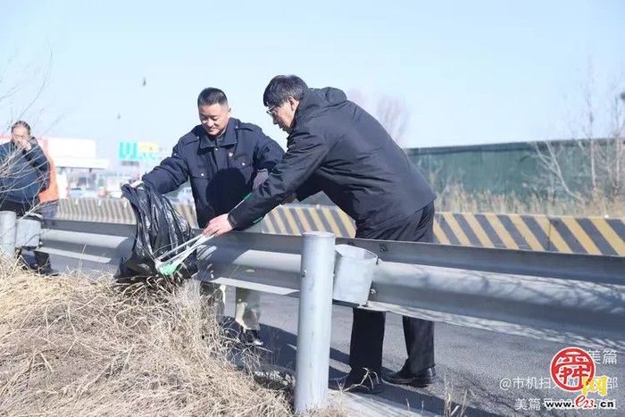 洁静护航春运路 志愿红暖高速口 济南市机械化清扫大队开展春运志愿服务活动